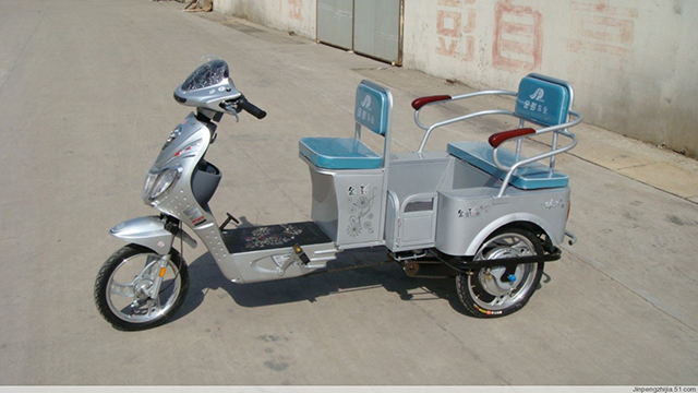2004年 伟德betvlctor体育1号车.jpg